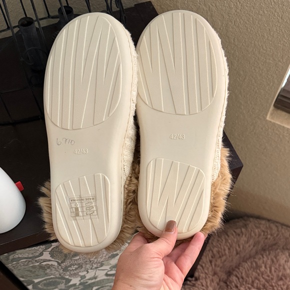 Cozy White and Tan Faux Fur Slippers - Picture 3 of 3